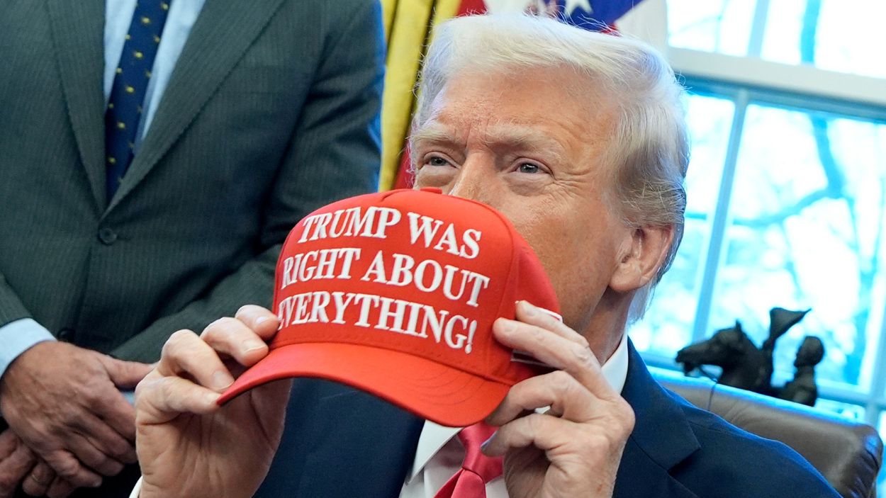 Trump con uno de sus eslóganes de campaña. EP.