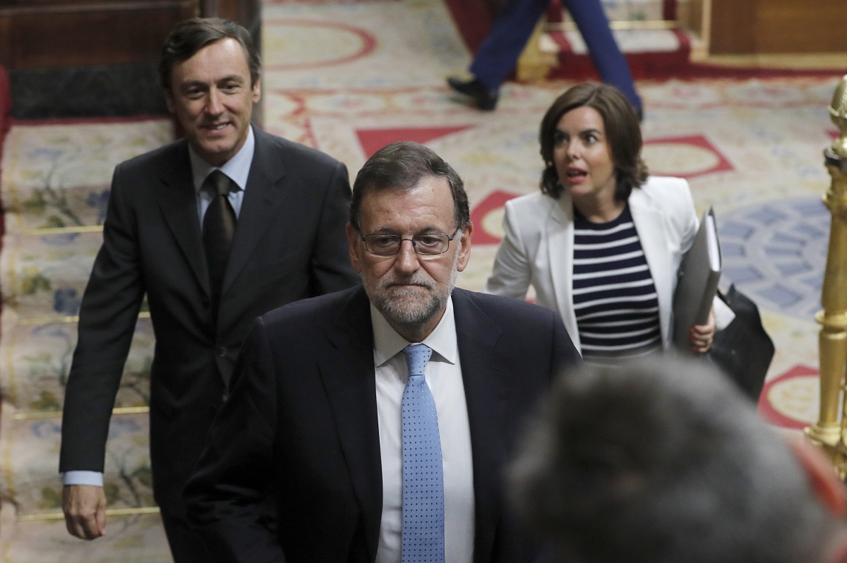 Mariano Rajoy en el Congreso escoltado por Rafael Hernando y Soraya Sáenz de Santamaría