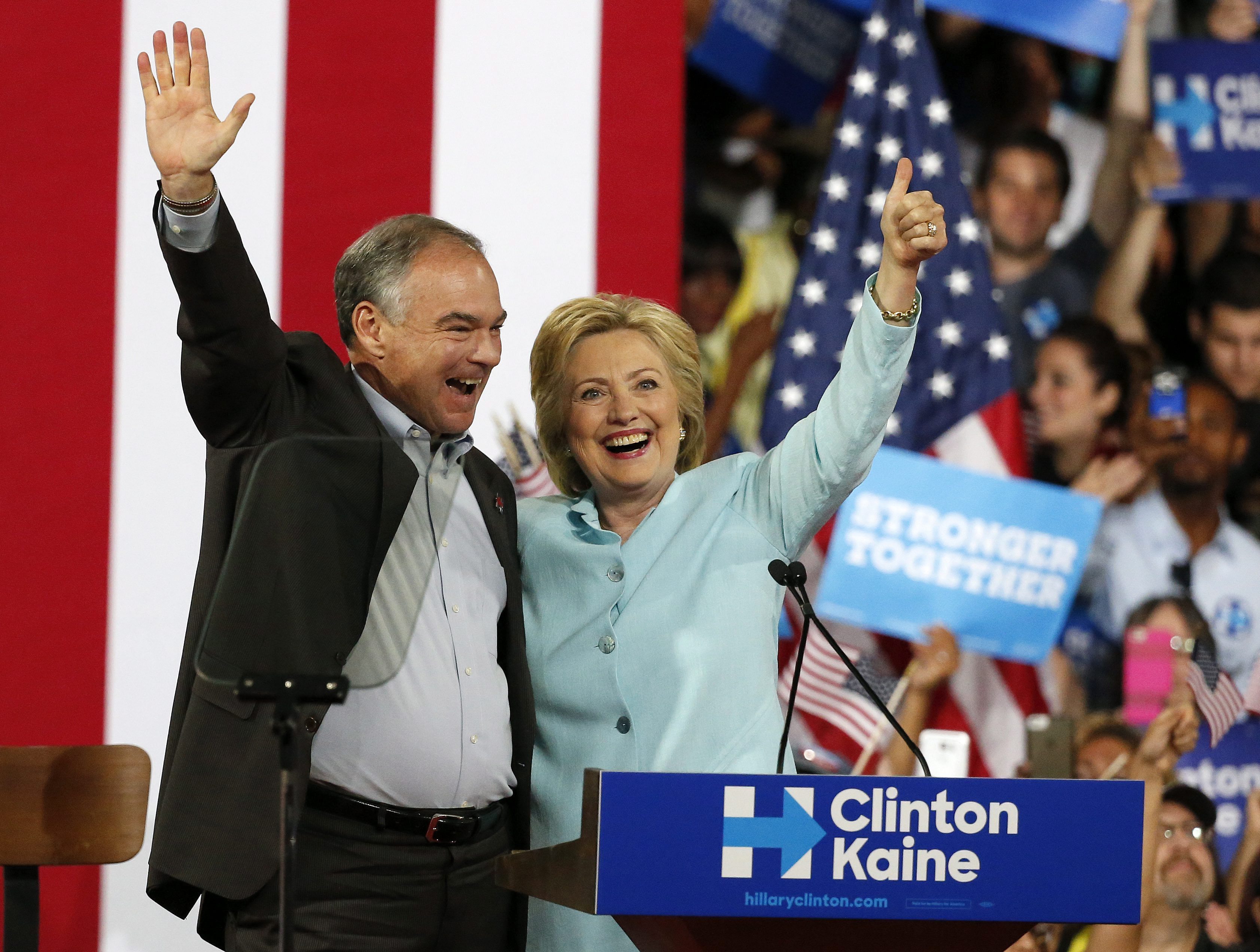 La virtual candidata demócrata a la Casa Blanca, Hillary Clinton (d), y su candidato a la Vicepresidencia, Tim Kaine, durante un acto de campaña en la Universidad Internacional de Florida en Miami, EEUU. 