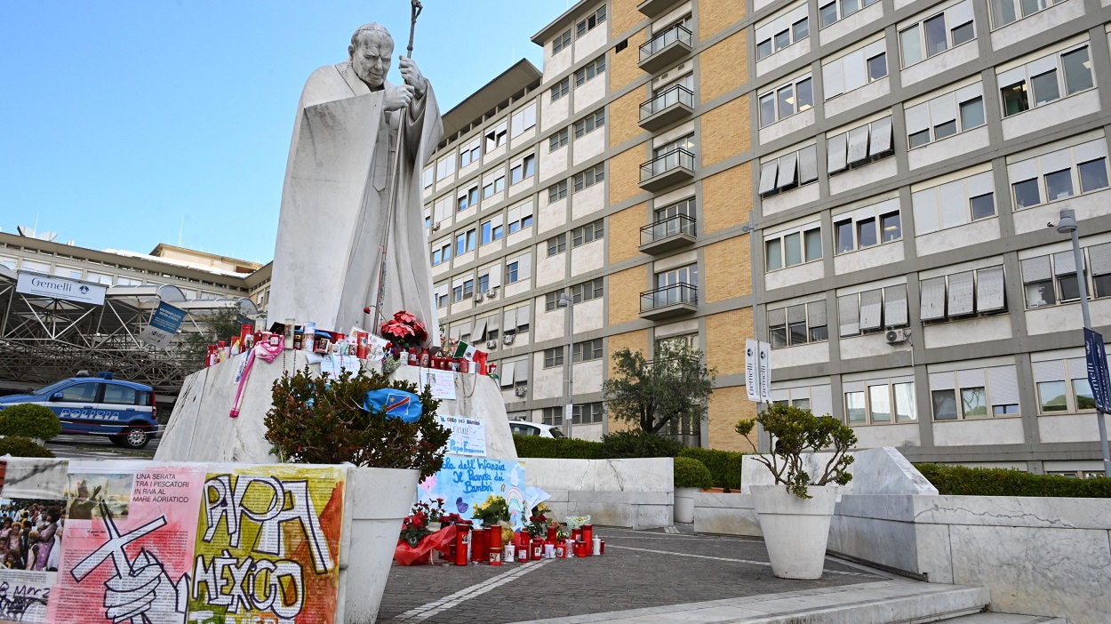 Mensajes de apoyo al Papa Francisco bajo la estatua de Juan Pablo II en el Hospital de Gemelli. EP