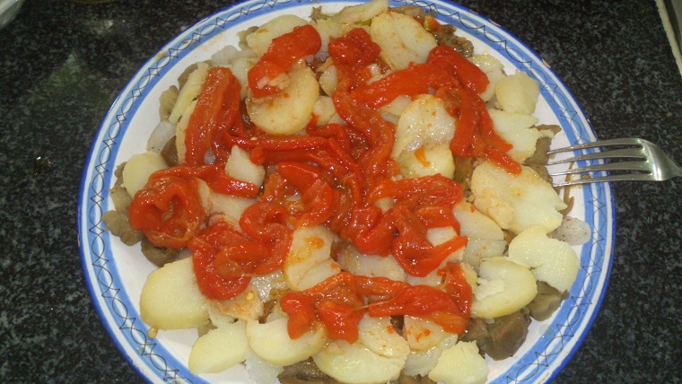 Patatas al ajillo con pimientos asados y berenjenas rellenas de bacalao