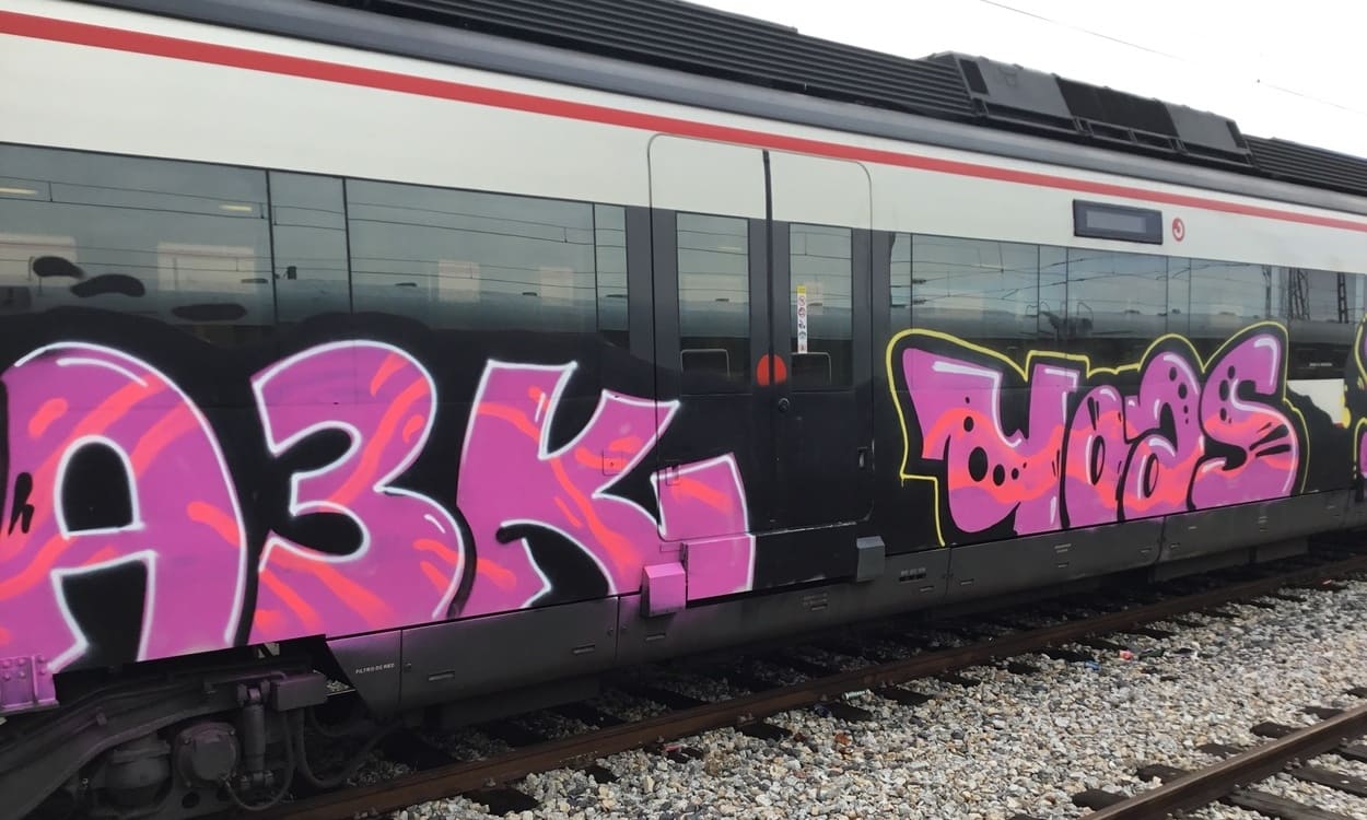 Limpieza de grafitis en trenes de Euskadi. EP