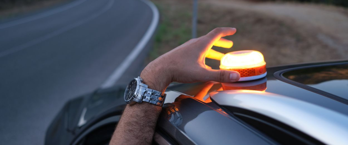 La DGT avisa: esto es lo que debes revisar en tu luz V16 para que no te multen