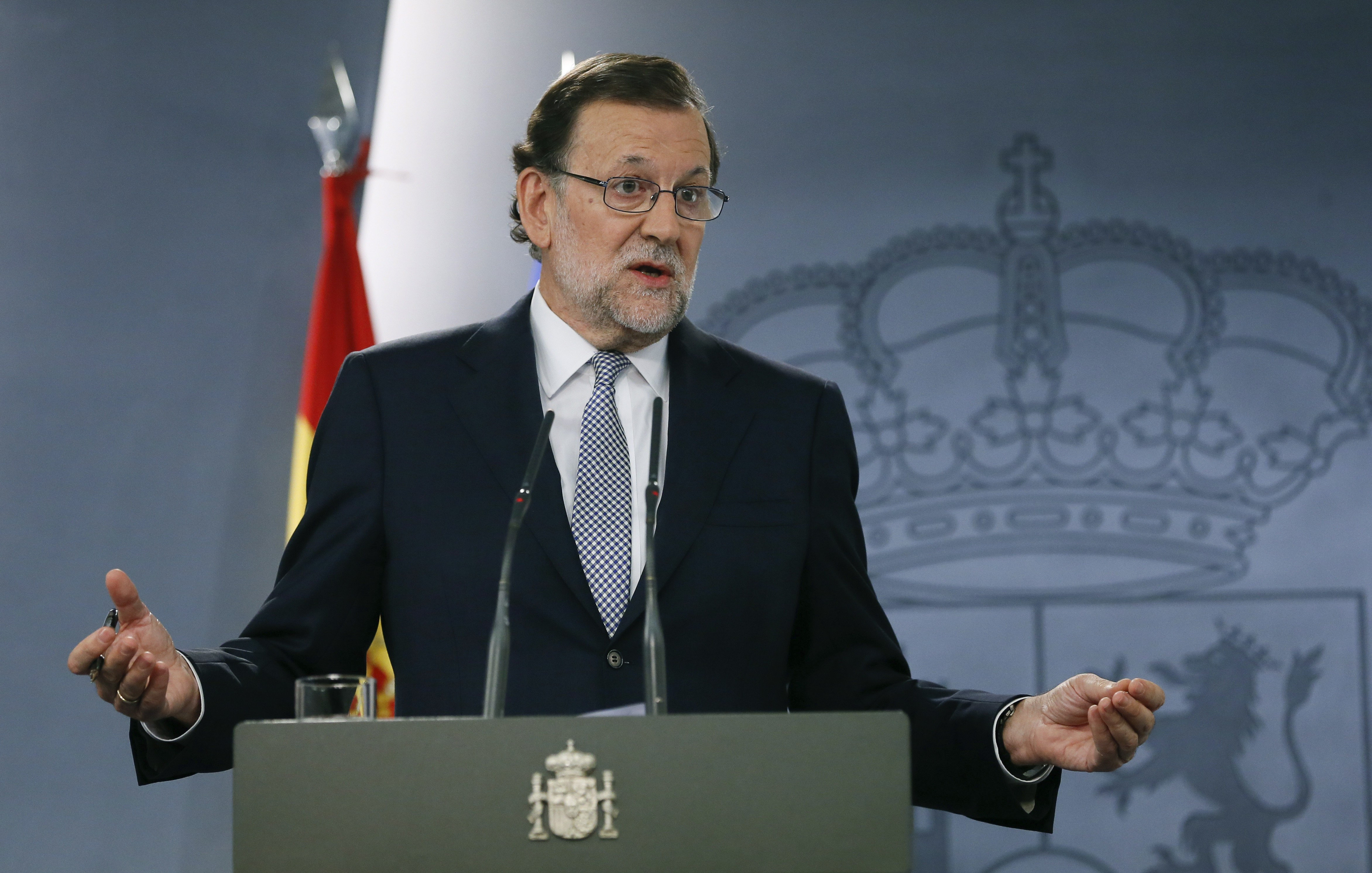 El presidente del Gobierno en funciones, Mariano Rajoy, durante la rueda de prensa que ha ofrecido esta tarde en el Palacio de la Moncloa de Madrid, tras la reunión que ha mantenido con el Rey..