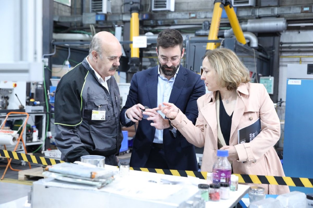 Joan Groizard en el Centro Nacional de Investigaciones Metalúrgicas. Foto del Miteco