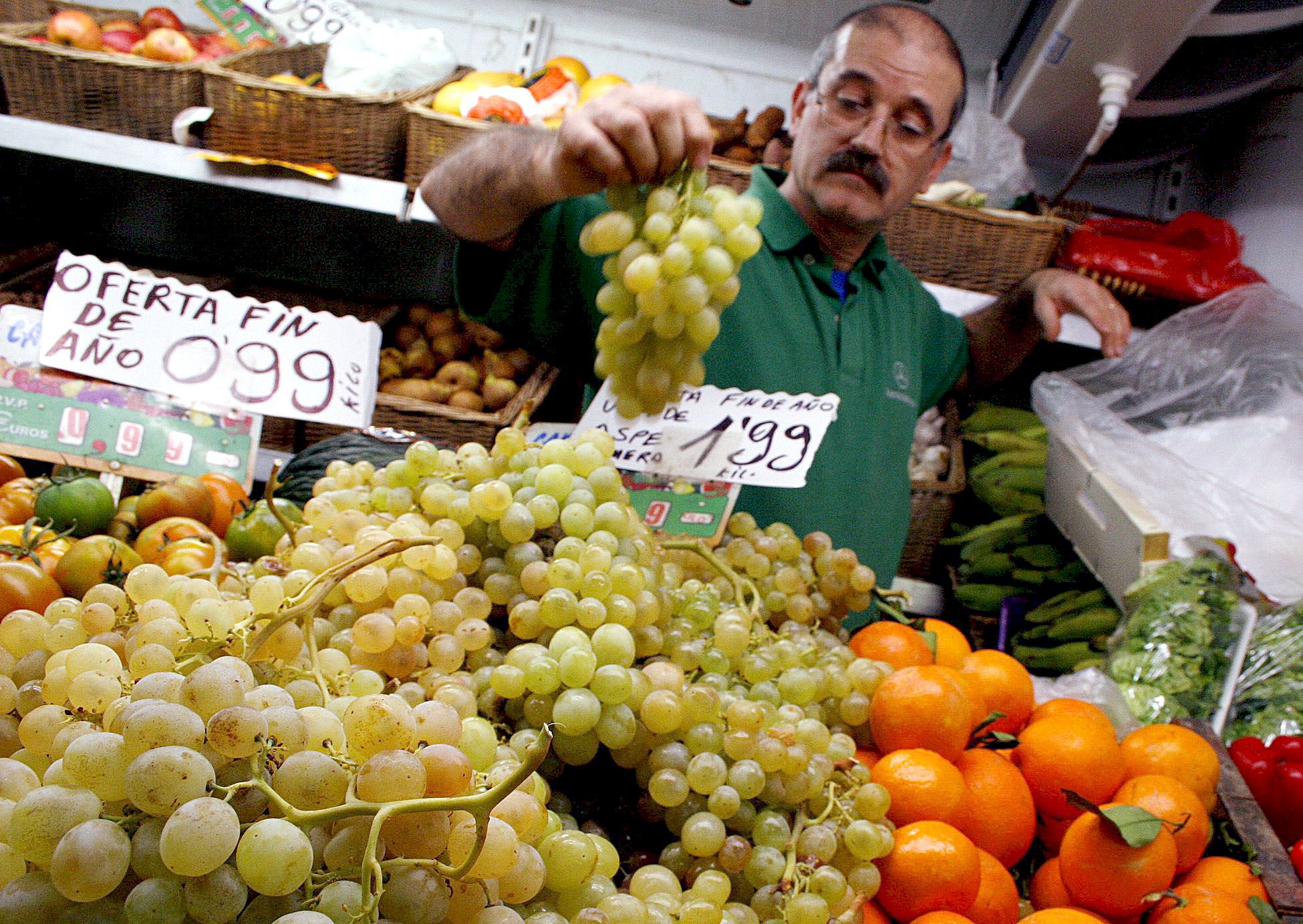 Un dependiente en un puesto de frutas