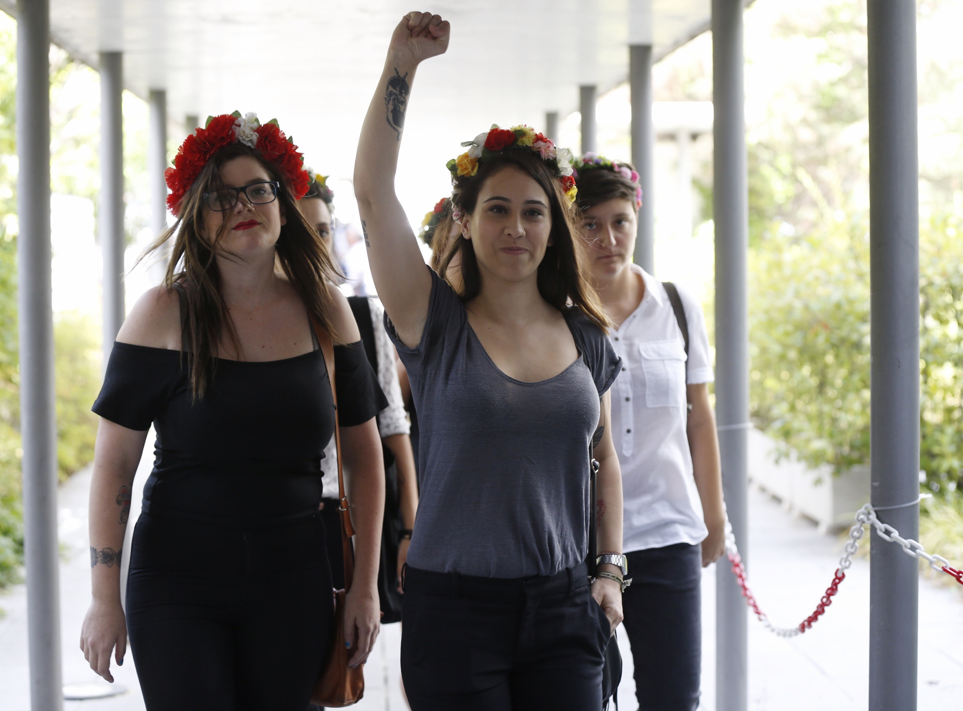 Cinco activistas de Femen, a su llegada al Juzgado de lo Penal número 19 de Madrid, el pasado día 19 de julio. 