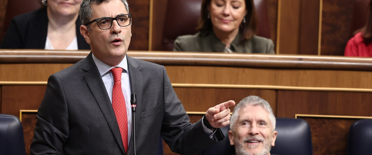 El repaso de Bolaños a la hipocresía del PP: «Empieza bien el cónclave»