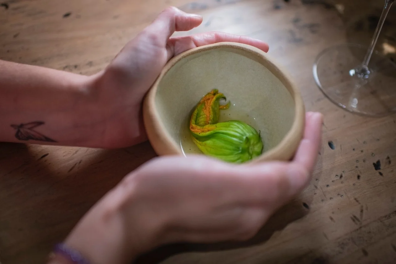 Flor de calabacín con agua y tomate (Foto: Guía Repsol)