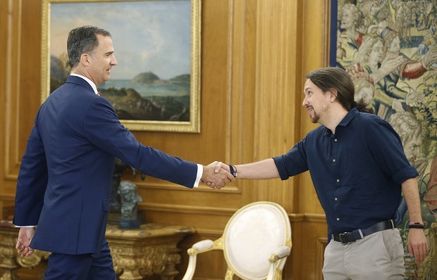 El Rey y Pablo Iglesias se saludan durante la ronda de contactos de cara a la investidura