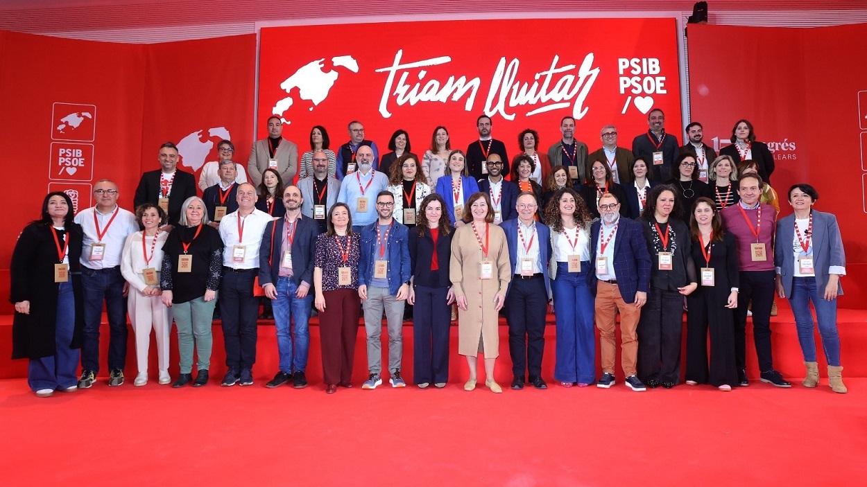 La nueva Comisión Ejecutiva del PSIB-PSOE, encabezada por la secretraria general, Francina Armengol. EP