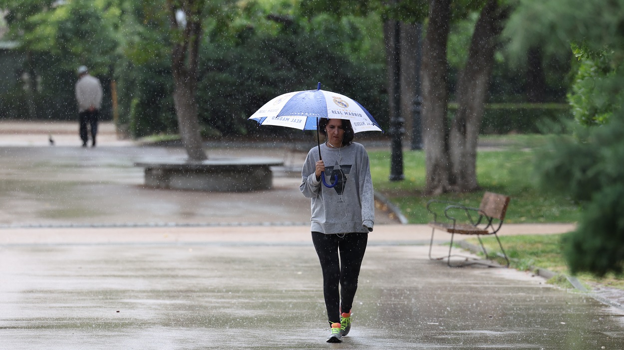 Una mujer pasea por el Parque del Retiro a 23 de mayo de 2023. EP