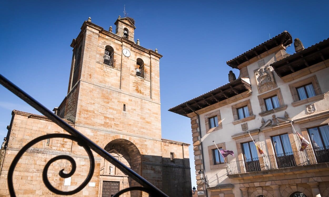 glesia de Nuestra Señora del Pino y Ayuntamiento de Vinuesa (Foto: Ayuntamiento de Vinuesa)