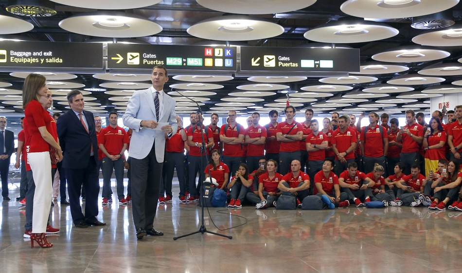 Felipe VI durante la despedida de la delegación olímpica española en el aeropuerto de Madrid-Barajas. 