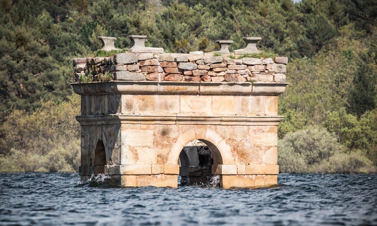 Campanario inundado de la antigua iglesia de La Muedra (Foto:Ayuntamiento de Vinuesa)