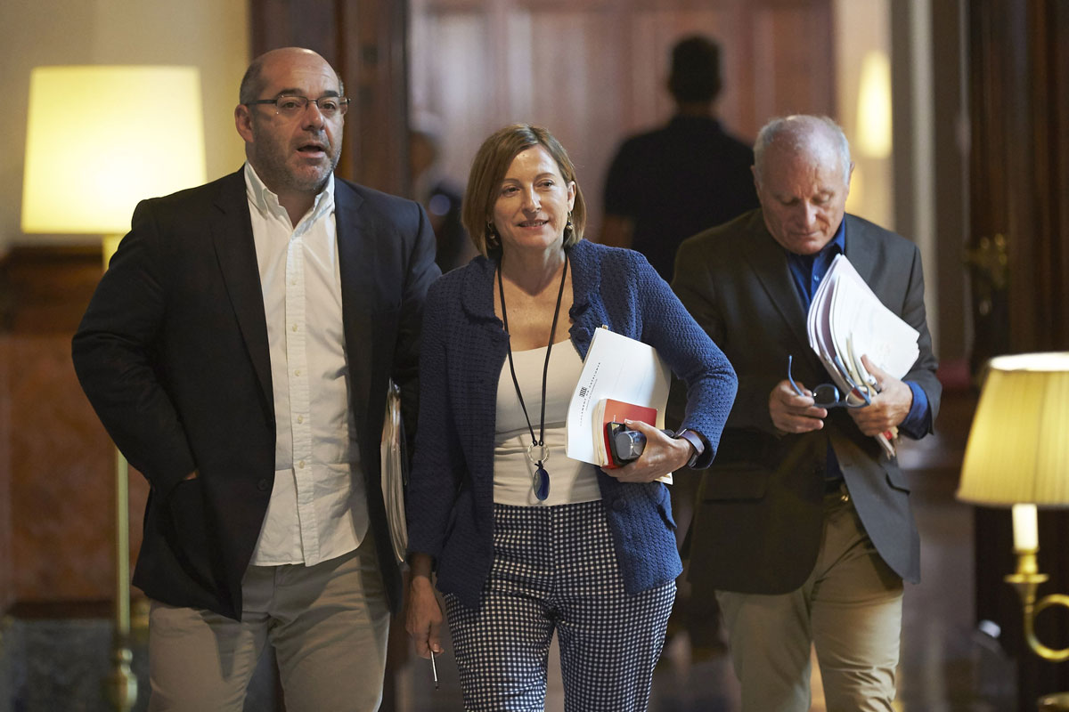 El vicepresidente primero del grupo parlamentario de Junts pel Sí, Lluís Guinó (i), y la presidenta del Parlament, Carme Forcadell