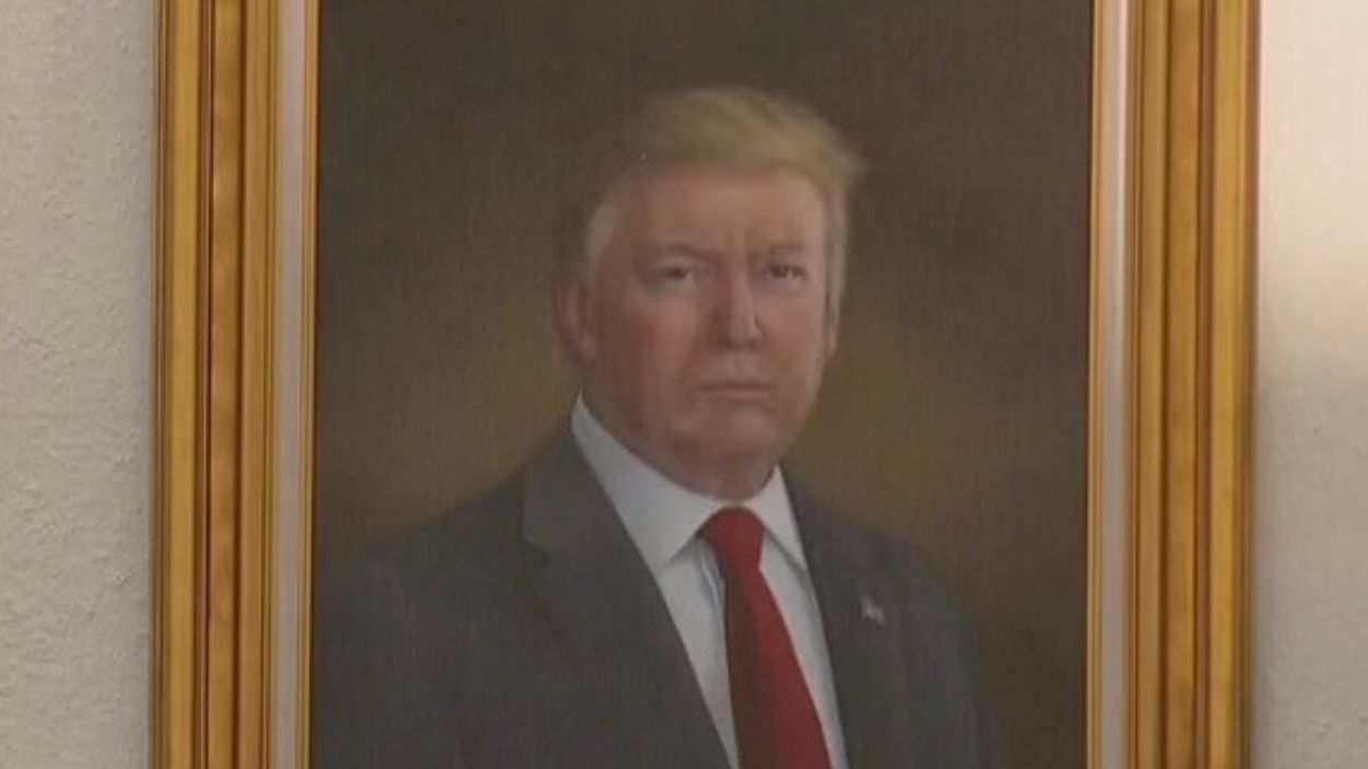 El retrato de Donald Trump que ha colgado el gobernador de Colorado que ha hecho estallar al presidente. Twitter 