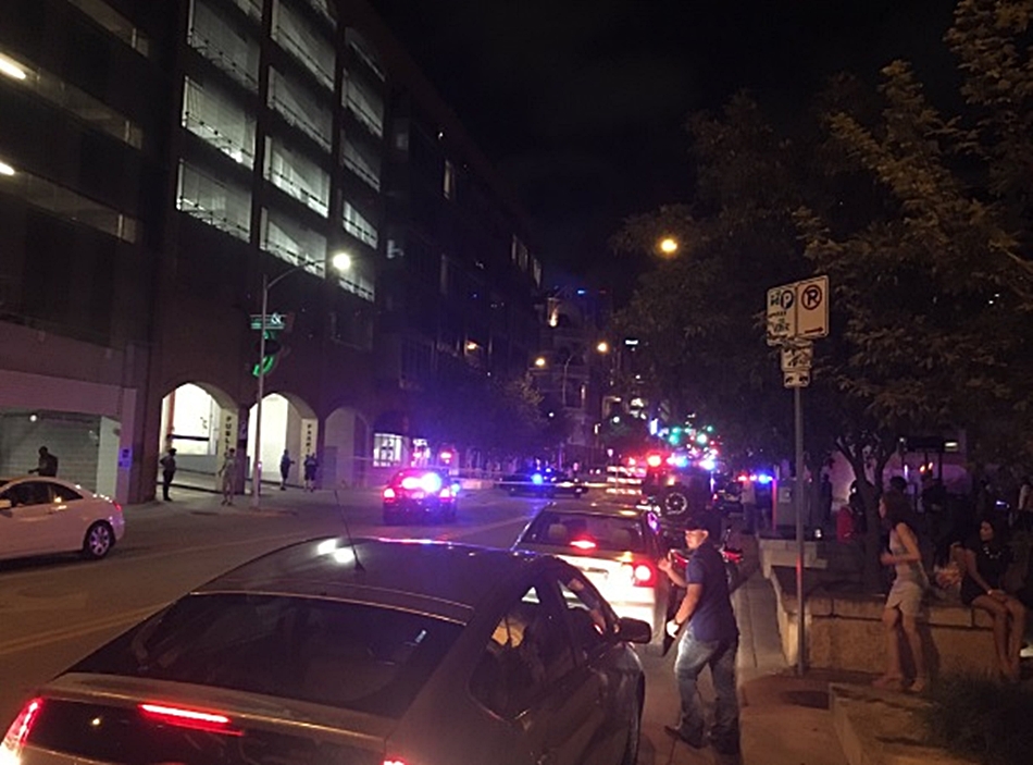 Imagen de Twitter de una calle de Austin de los primeros momentos tras los tiroteos.