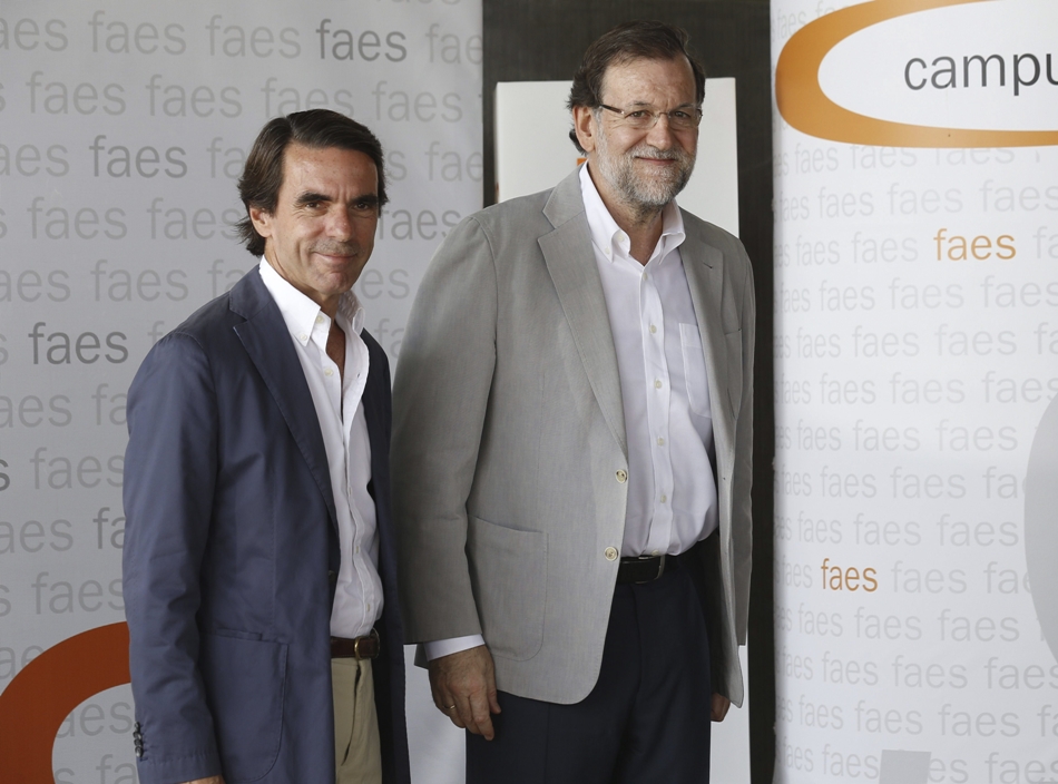 José María Aznar y Mariano Rajoy en una foto de archivo durante los cursos de FAES.
