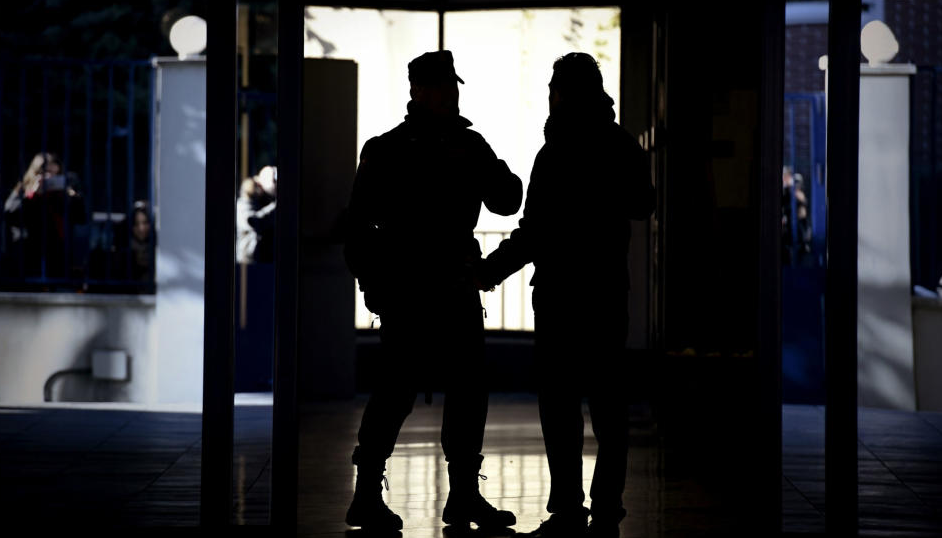 Agentes de la UDEF durante un registro llevado a cabo en una operación. EFE