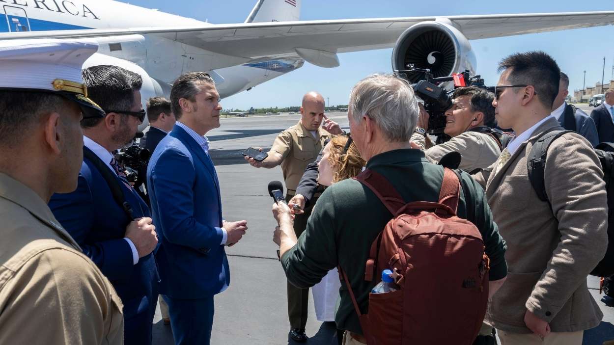 Hegseth habla con periodistas tras el escándalo de Signal. EP