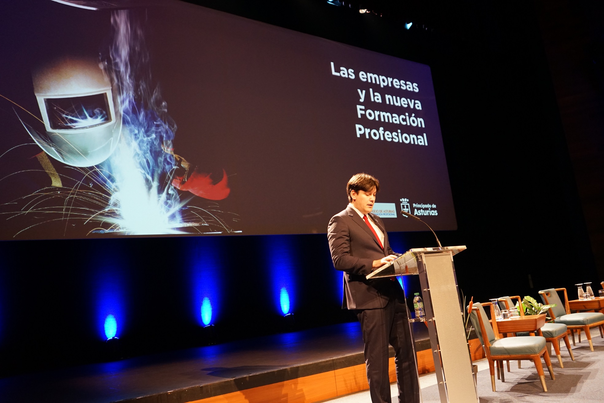 El director general de Planificación de la Formación Profesional, Javier Cueli, presenta la nueva FP Dual en Asturias.