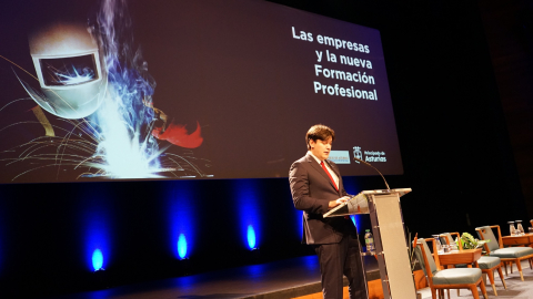 El director general de Planificación de la Formación Profesional, Javier Cueli, presenta la nueva FP Dual en Asturias.
