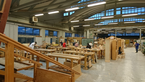 Varios estudiantes de FP en Asturias se forman en un taller de ebanistería.