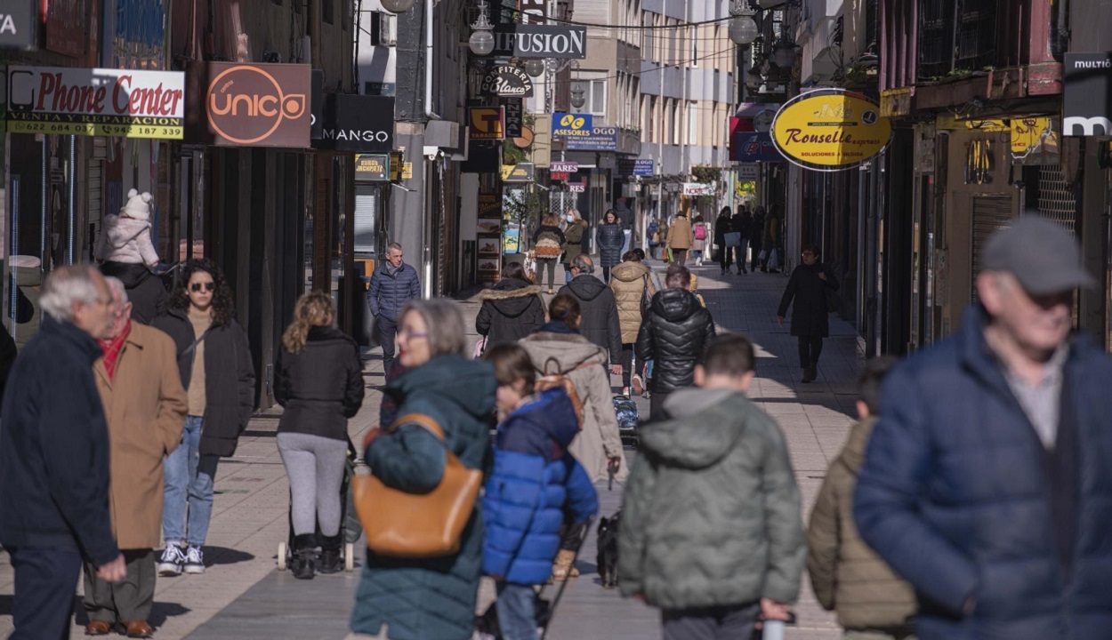 Gente paseando por el centro de la ciudad. EP