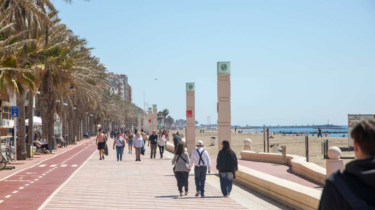 Personas disfrutando del buen tiempo en el paseo marítimo almeriense. EP