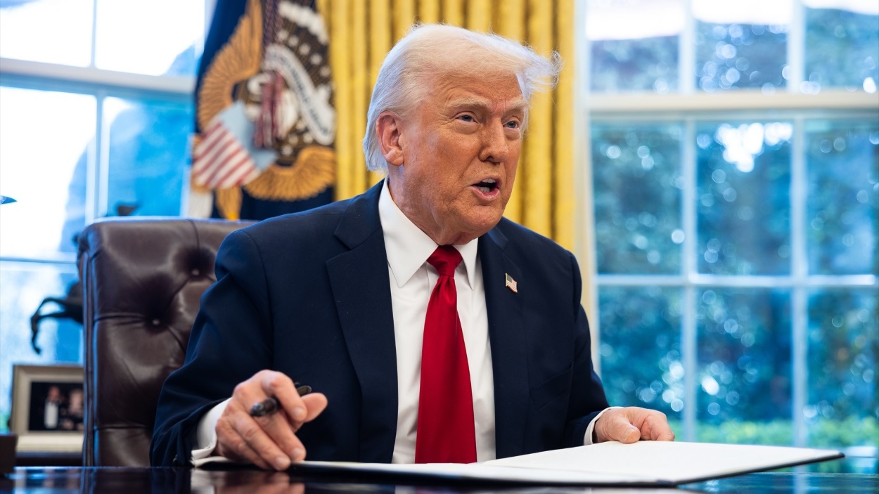 El presidente Donald Trump firmando un decreto de aranceles a vehículos extranjeros. EP