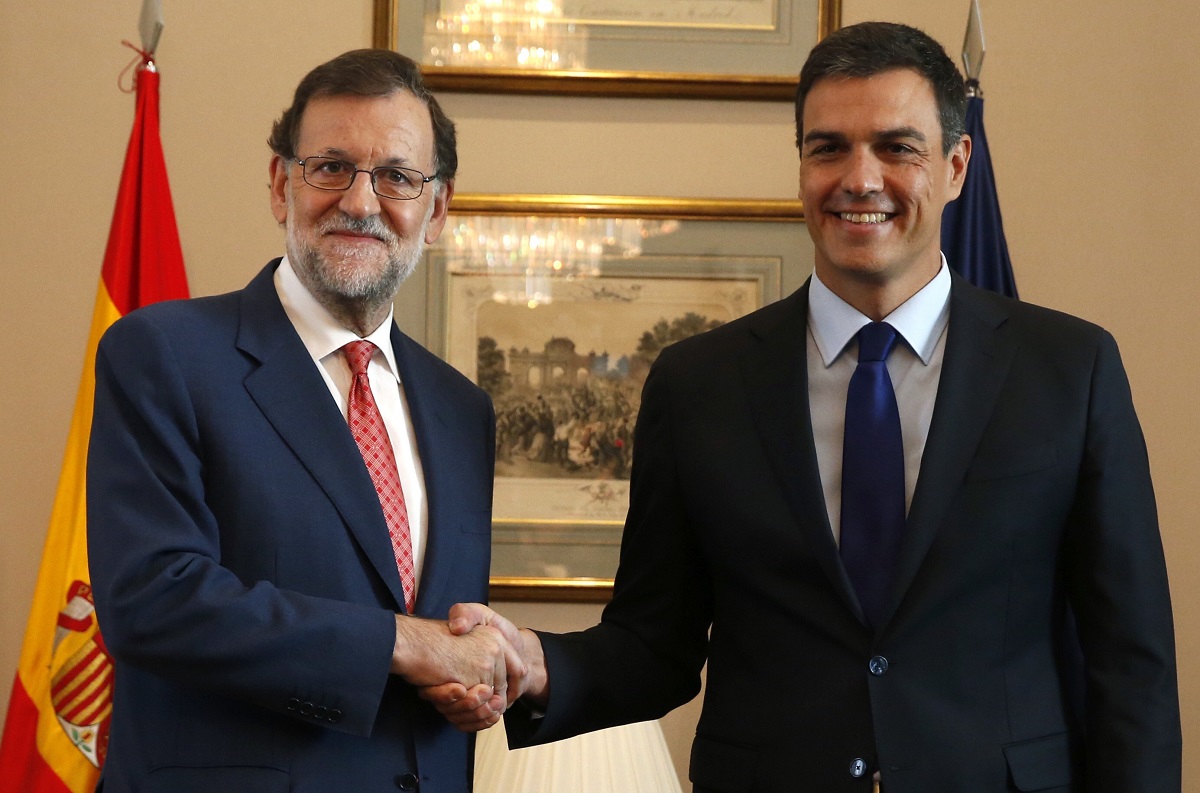 El presidente en funciones, Mariano Rajoy junto al líder socialista, Pedro Sánchez