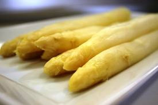 Espárragos blancos con salmón y huevo duro y patatas rellenas de carne de pavo