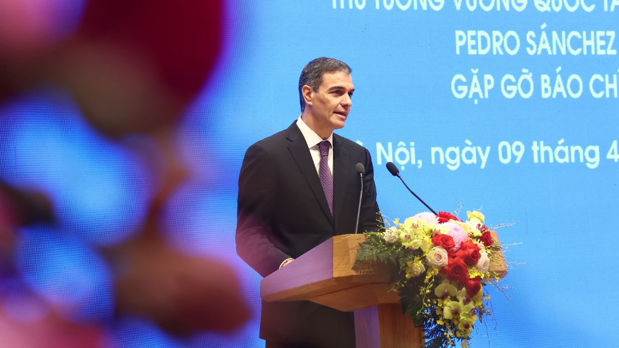 El presidente del Gobierno, Pedro Sánchez, comparece desde Vietnam en su gira asiática. Moncloa.
