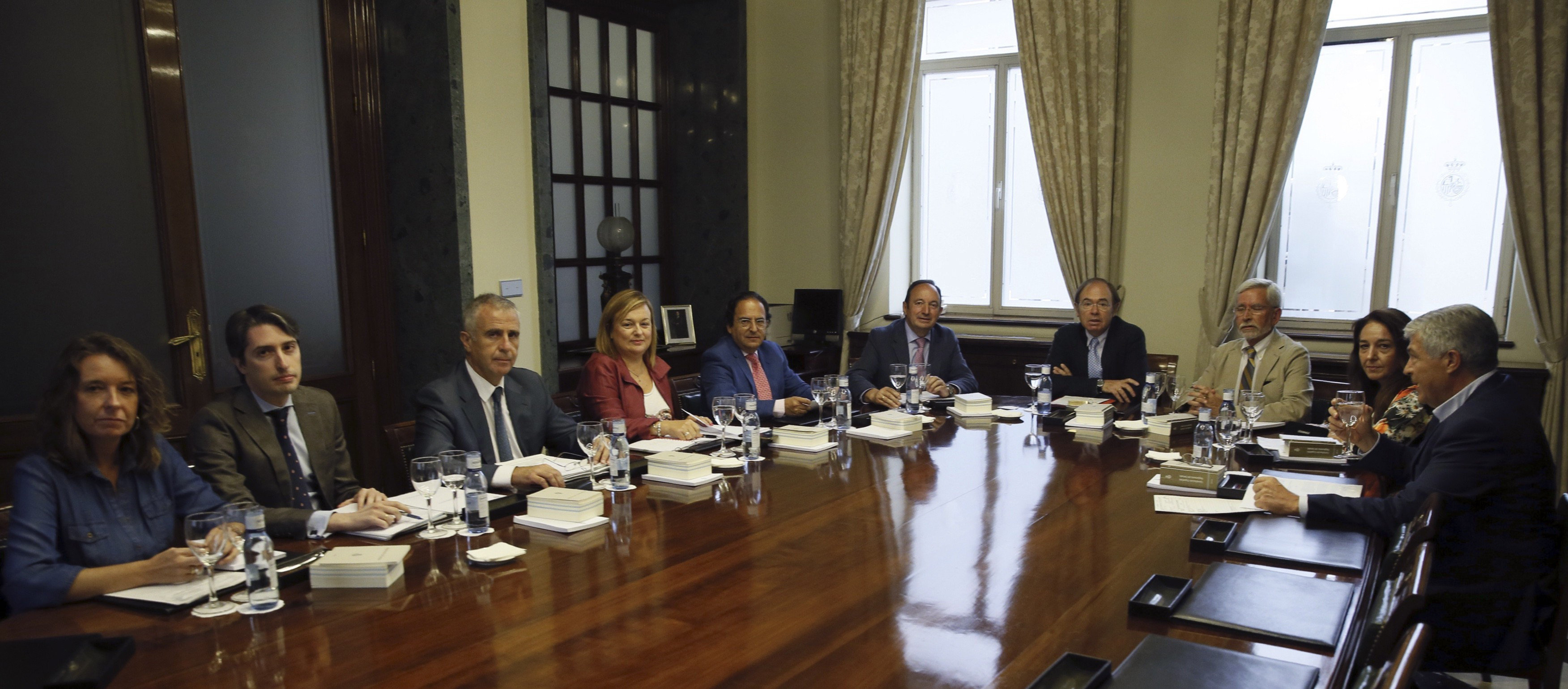 El presidente del Senado, Pío García Senado, y los vicepresidentes, Pedro Sanz y Joan Lerma, durante la reunión hoy de la Mesa de la Cámara Alta.