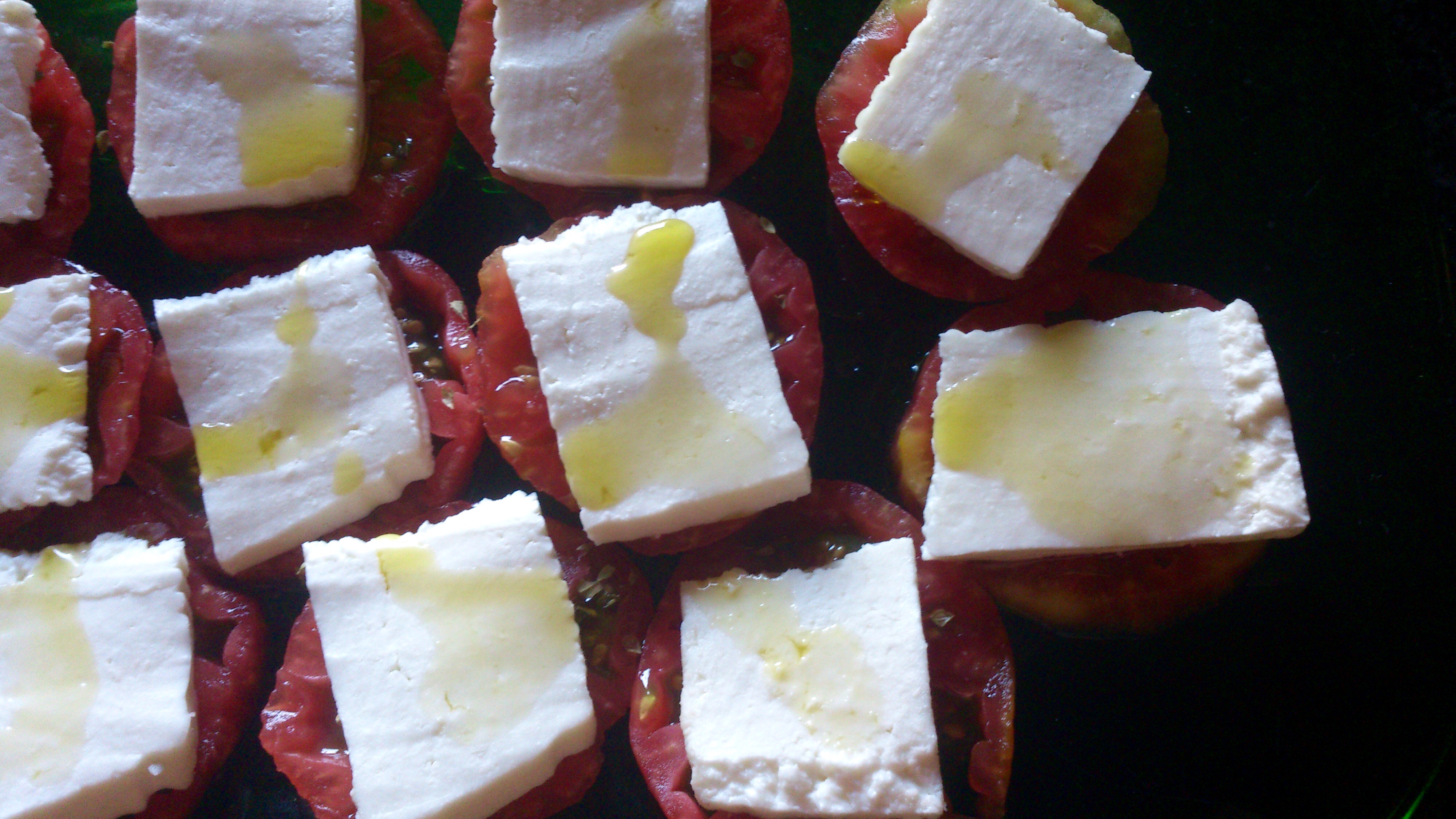 Ensalada de tomates de pera y arroz con verduras y atún 