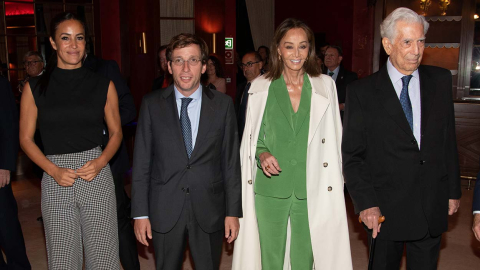 Begoña Villacís, José Luis Martínez-Almeida, Isabel Preysler y Mario Vargas Llosa durante la entrega del premio 'Madrileño del año 2022'
