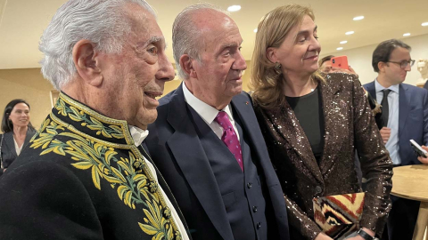 Mario Vargas Llosa, el rey Juan Carlos I y la infanta Cristina tras la ceremonia de su entrada en la Academia Francesa