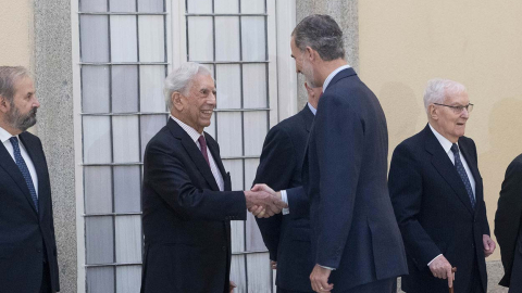 Mario Vargas Llosa saluda al rey Felipe VI en la reunión del Patronato de la Fundación Pro Real Academia Española