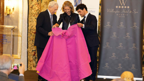 Mario Vargas Llosa, la Infanta Elena y Miguel Abellán durante la entrega del 'Capote de las Artes 2022'