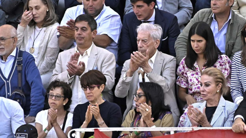 Mario Vargas Llosa y su hijo Gonzalo asisten a la corrida de la feria de San Isidro en la plaza de toros de las Ventas en 2023
