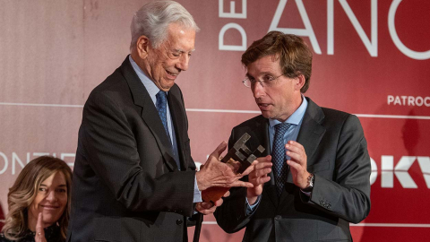 Mario Vargas Llosa recibe el premio 'Madrileño del año 2022' de manos de José Luis Martínez-Almeida, alcalde de Madrid