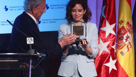 El escritor Mario Vargas Llosa entrega el Premio a la Libertad a la presidenta de la Comunidad de Madrid, Isabel Díaz Ayuso, en 2022