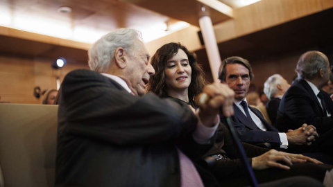 Mario Vargas Llosa, la presidenta de la Comunidad de Madrid, Isabel Díaz Ayuso, y el expresidente del Gobierno José María Aznar, conversan en un foro organizado por la Fundación Internacional para la Libertad