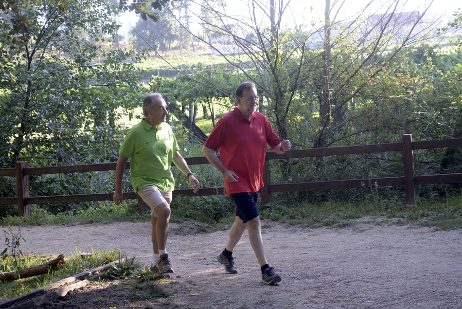 Mariano Rajoy y José Benito Suárez durante la caminata de esta mañana en Ribadumia. (Foto: EFE)