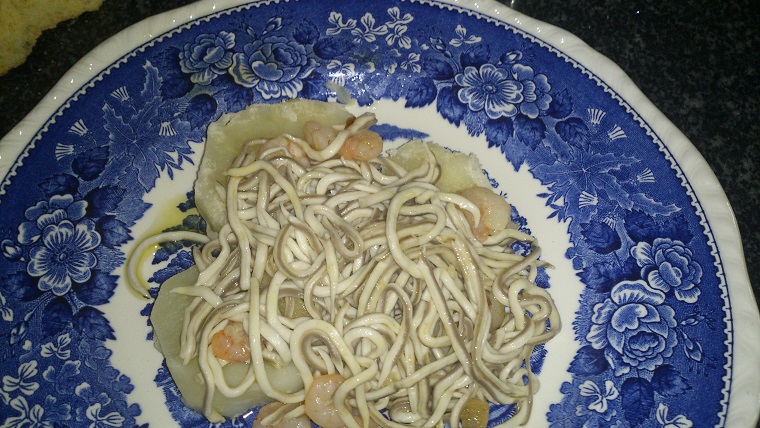 Ensalada de patatas con gulas y langostinos y tortilla de espárragos