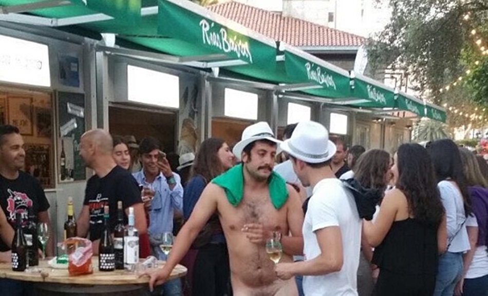 Imagen tomada de Twitter del participante nudista en la Fiesta del Albariño de Cambados.