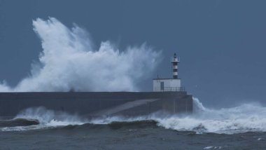 Olas rompen contra el faro de la localidad de San Esteban de Pravia, perteneciente al concejo de Muros de Nalón, en Asturias (España). EP