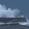 Olas rompen contra el faro de la localidad de San Esteban de Pravia, perteneciente al concejo de Muros de Nalón, en Asturias (España). EP