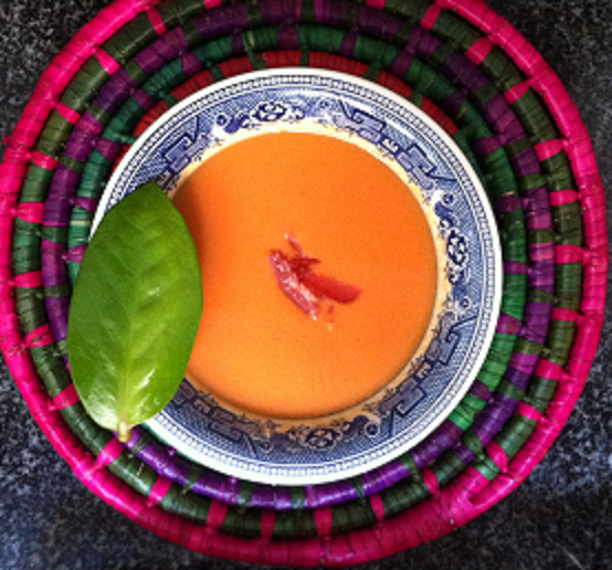 Gazpacho con gambas y barritas de pescado empanado con zanahorias crujientes